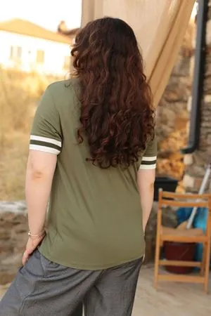 RENKTE BÜYÜK BEDEN YAKA VE KOL DETAY HAKİ BLUZ