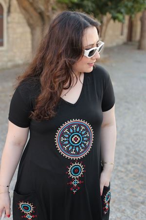 RENKTE BÜYÜK BEDEN OTANTİK TASARIM SİYAH ELBİSE