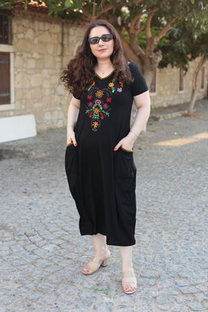 RENKTE BÜYÜK BEDEN OTANTİK NAKIŞLI TASARIM SİYAH ELBİSE