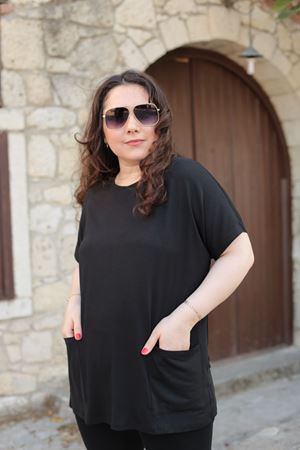 RENKTE BÜYÜK BEDEN CEPLİ SİYAH BLUZ