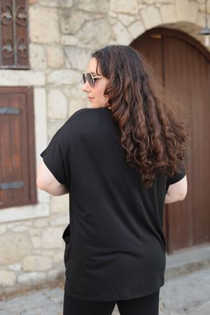 RENKTE BÜYÜK BEDEN CEPLİ SİYAH BLUZ