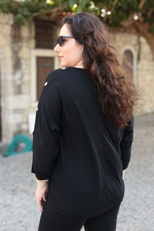 RENKTE BÜYÜK BEDEN KOLLARI DÜĞMELİ SİYAH BLUZ