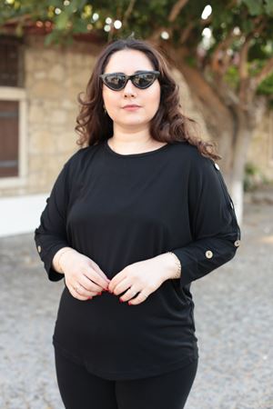 RENKTE BÜYÜK BEDEN KOLLARI DÜĞMELİ SİYAH BLUZ