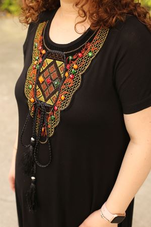 RENKTE BÜYÜK BEDEN OTANTİK YAKALI SİYAH ELBİSE