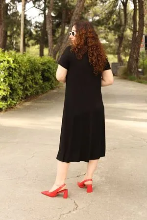 RENKTE BÜYÜK BEDEN OTANTİK YAKALI SİYAH ELBİSE