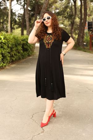 RENKTE BÜYÜK BEDEN OTANTİK YAKALI SİYAH ELBİSE