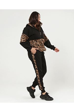 RENKTE BÜYÜK BEDEN LEOPAR DETAY EŞOFMAN TAKIMI