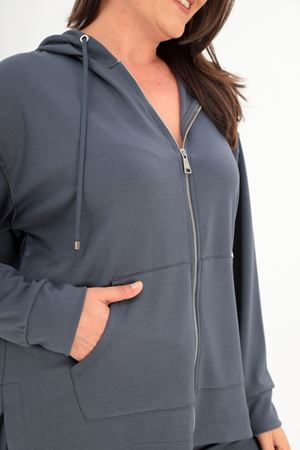 RENKTE BÜYÜK BEDEN CEPLİ FERMUALI FÜME EŞOFMAN TAKIMI