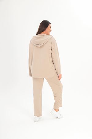 RENKTE BÜYÜK BEDEN CEPLİ FERMUALI KREM EŞOFMAN TAKIMI