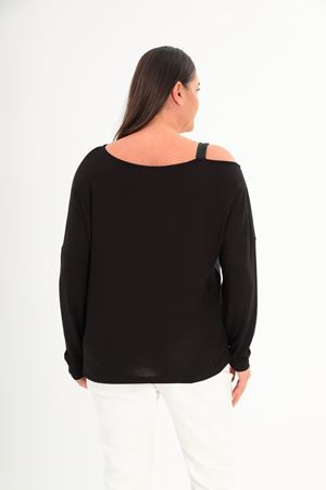 RENKTE BÜYÜK BEDEN DERİ GARNİLİ OMUZ DEKOLTELİ BLUZ