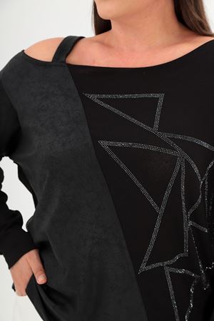 RENKTE BÜYÜK BEDEN DERİ GARNİLİ OMUZ DEKOLTELİ BLUZ