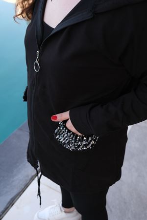 RENKTE BÜYÜK BEDEN CEP KAPAKLARI PULLU SİYAH CEKET