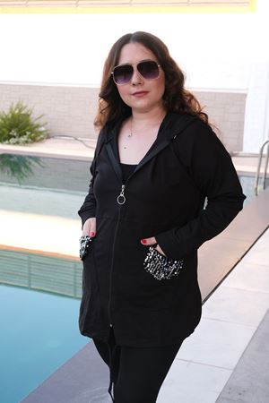 RENKTE BÜYÜK BEDEN CEP KAPAKLARI PULLU SİYAH CEKET