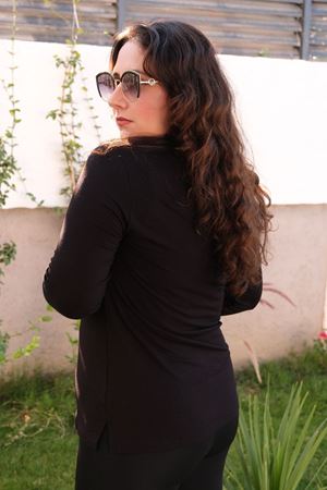 RENKTE BÜYÜK BEDEN V YAKA SİYAH BASİC BLUZ