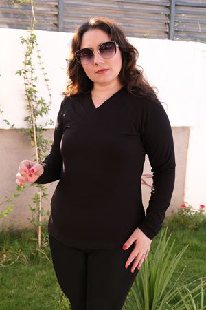 RENKTE BÜYÜK BEDEN V YAKA SİYAH BASİC BLUZ