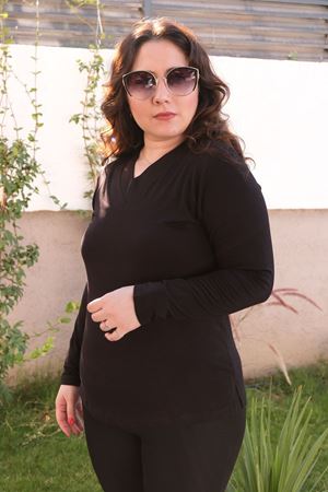 RENKTE BÜYÜK BEDEN V YAKA SİYAH BASİC BLUZ