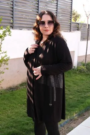 RENKTE BÜYÜK BEDEN TAŞ DETAY SİYAH CEKET