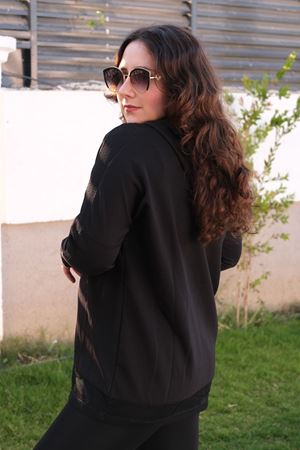 RENKTE BÜYÜK BEDEN KOLU FİLELİ TAŞLI SİYAH SWEAT