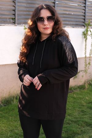 RENKTE BÜYÜK BEDEN TAŞ DETAY SİYAH SWEAT