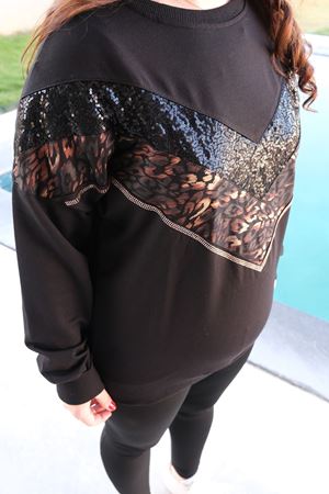 RENKTE BÜYÜK BEDEN LEOPAR TAŞLI DERİLİ SİYAH SWEAT