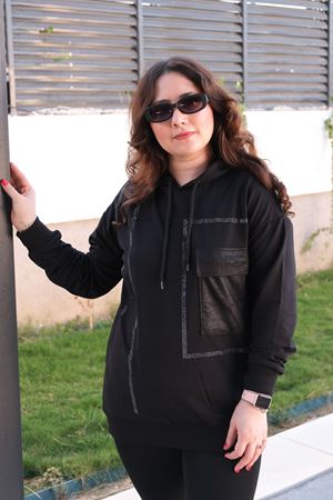 RENKTE BÜYÜK BEDEN TAŞLI DERİLİ SİYAH SWEAT
