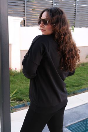 RENKTE BÜYÜK BEDEN LEOPAR TAŞLI DERİLİ SİYAH SWEAT