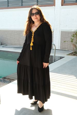 RENKTE BÜYÜK BEDEN SARI PONPON DETAY UZUN SİYAH ELBİSE