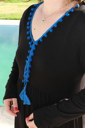 RENKTE BÜYÜK BEDEN MAVİ PONPON DETAY UZUN SİYAH ELBİSE