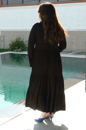 RENKTE BÜYÜK BEDEN MAVİ PONPON DETAY UZUN SİYAH ELBİSE