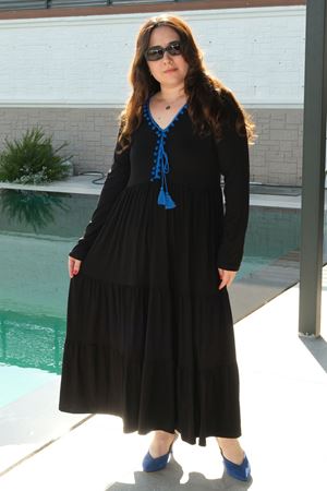 RENKTE BÜYÜK BEDEN MAVİ PONPON DETAY UZUN SİYAH ELBİSE