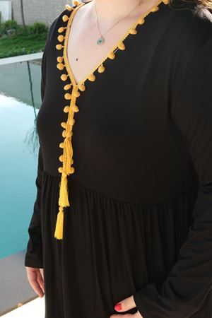 RENKTE BÜYÜK BEDEN SARI PONPON DETAY UZUN SİYAH ELBİSE