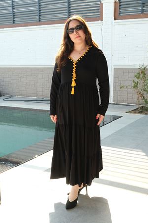 RENKTE BÜYÜK BEDEN SARI PONPON DETAY UZUN SİYAH ELBİSE