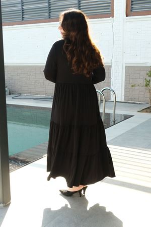 RENKTE BÜYÜK BEDEN SARI PONPON DETAY UZUN SİYAH ELBİSE