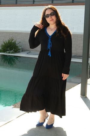 RENKTE BÜYÜK BEDEN MAVİ PONPON DETAY UZUN SİYAH ELBİSE