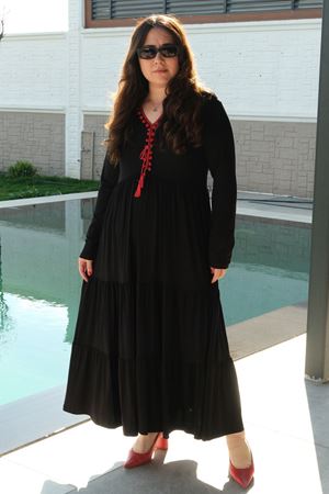 RENKTE BÜYÜK BEDEN KIRMIZI PONPON DETAY UZUN SİYAH ELBİSE