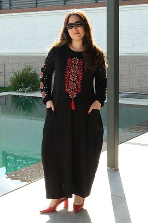 RENKTE BÜYÜK BEDEN NAKIŞ İŞLEMELİ UZUN SİYAH ELBİSE