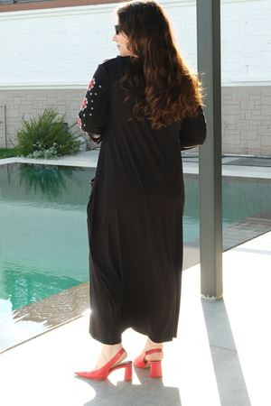 RENKTE BÜYÜK BEDEN NAKIŞ İŞLEMELİ UZUN SİYAH ELBİSE