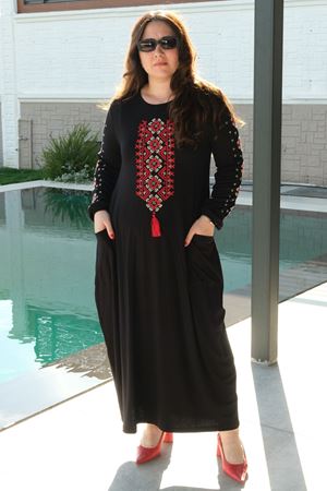 RENKTE BÜYÜK BEDEN NAKIŞ İŞLEMELİ UZUN SİYAH ELBİSE