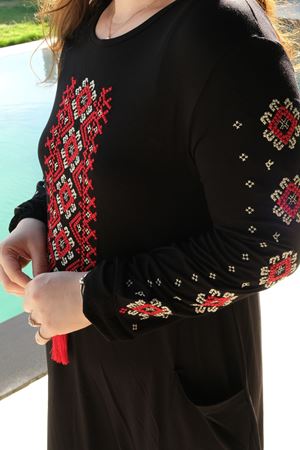 RENKTE BÜYÜK BEDEN NAKIŞ İŞLEMELİ UZUN SİYAH ELBİSE