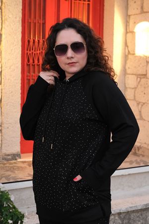 RENKTE BÜYÜK BEDEN TAŞLI TASARIM EŞOFMAN TAKIMI