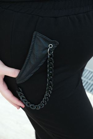 RENKTE BÜYÜK BEDEN CEBİ ZİNCİRLİ SİYAH PANTOLON