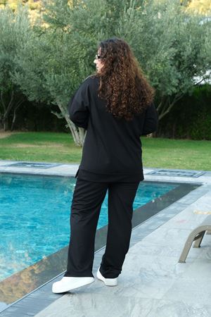 RENKTE BÜYÜK BEDEN FERMUAR VE TAŞLI SİYAH EŞOFMAN TAKIMI