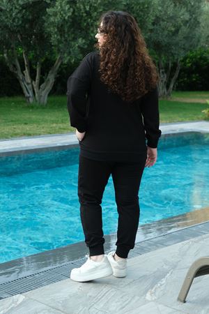 RENKTE BÜYÜK BEDEN SİYAH TAŞLI EŞOFMAN TAKIMI