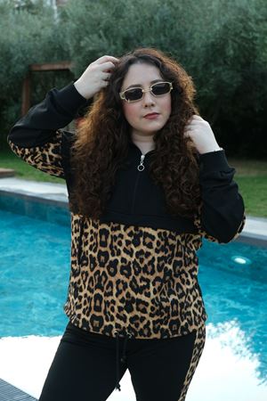 RENKTE BÜYÜK BEDEN YARI LEOPAR DESEN SİYAH EŞOFMAN TAKIMI