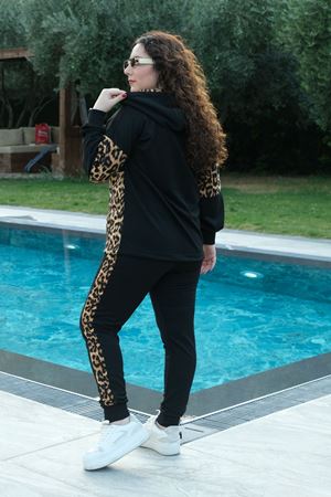 RENKTE BÜYÜK BEDEN YARI LEOPAR DESEN SİYAH EŞOFMAN TAKIMI