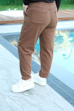 RENKTE BÜYÜK BEDEN KAHVERENGİ DAR PAÇA TENSEL GABARDİN PANTOLON