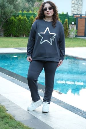 RENKTE BÜYÜK BEDEN YILDIZ BASKILI MODAL KUMAŞ FÜME EŞOFMAN TAKIMI