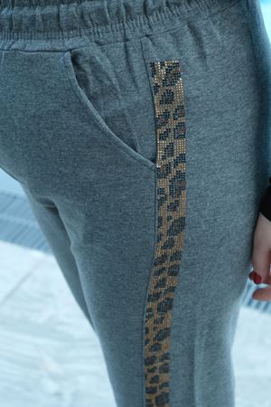 RENKTE YANLARI LEOPAR TAŞLI TASARIM GRİ EŞOFMAN ALTI