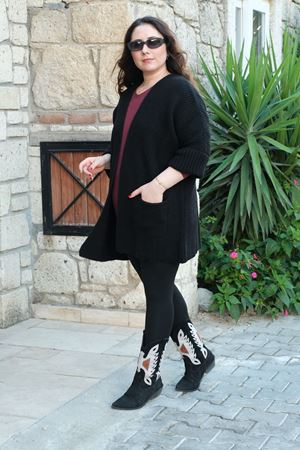 RENKTE BÜYÜK BEDEN SİYAH CEPLİ HIRKA & CEKET