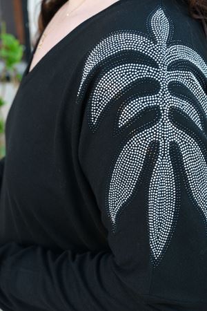 RENKTE BÜYÜK BEDEN OMUZLAR TAŞLI SİYAH BLUZ